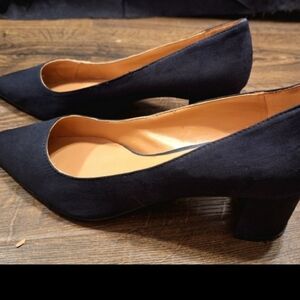 NINE WEST NAVY BLOCK HEELS. 8 M
